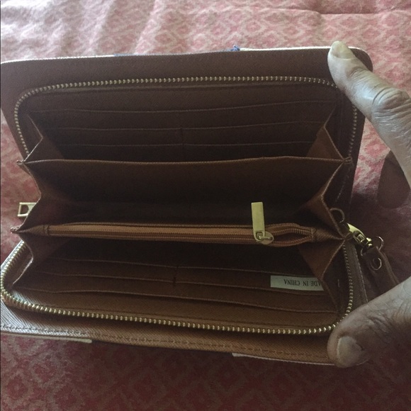 Tracy Zhou wallet with wrist strap - Picture 5 of 8